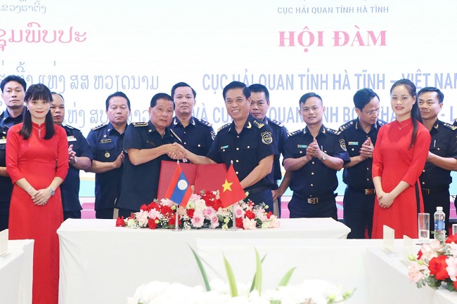 Tăng cường mối quan hệ hợp tác giữa Hải quan Hà Tĩnh và Bolikhămxay tạo điều kiện thuận lợi thúc đẩy thương mại biên mậu